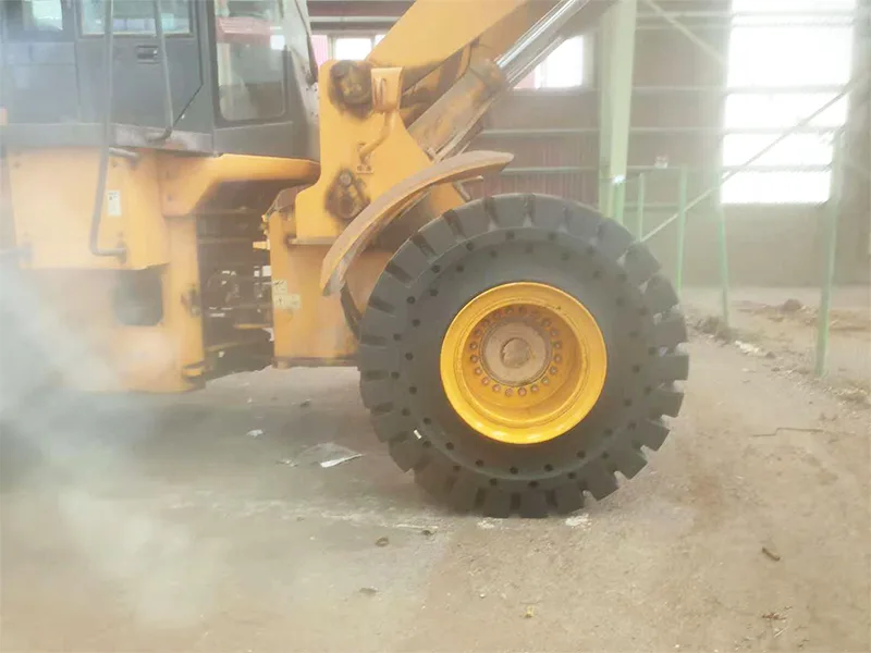 Một nhà máy thủy tinh ở Brazil sử dụng lốp đặc 23,5-25